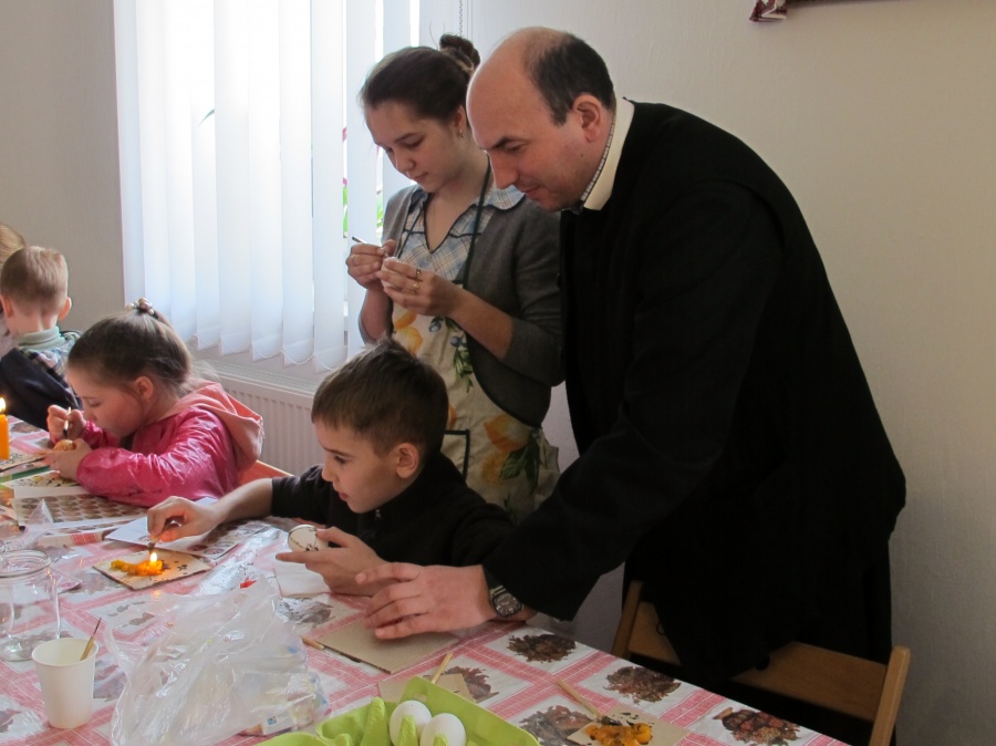 Писання писанок у Луцькому монастирі