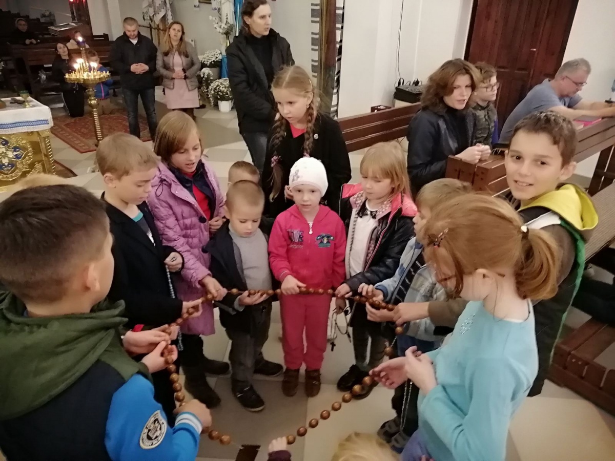 Спільна молитва на Вервиці дітей та їхніх сімей