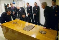 Труну з тілом Івана Павла ІІ вийнято з могили