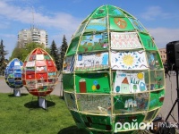 Театральний майдан: поставили велетенські писанки